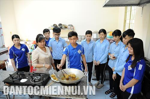 Giờ thực hành “nghiệp vụ bếp” của các học viên tại trường Trường Trung cấp nghề Châu Đốc