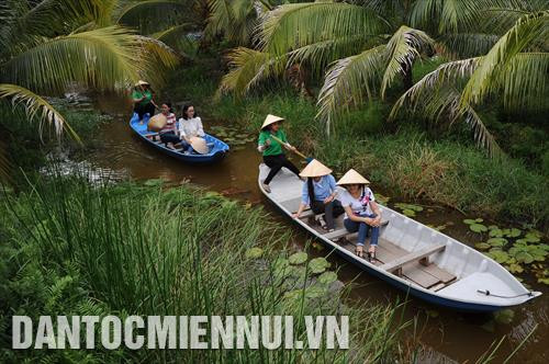 Năm 2018 tiếp tục được xác định là “Năm Du lịch và văn minh đô thị”, thành phố Châu Đốc tập trung thực hiện đồng bộ nhiều giải pháp phát triển kinh tế - xã hội, khai thác hợp lý thế mạnh về du lịch văn hóa - tâm linh, kết hợp đầu tư khai thác phát triển các loại hình du lịch vui chơi, giải trí, khám phá, thể thao và nghỉ dưỡng để trở thành một điểm đến du lịch có chất lượng, có khả năng cạnh tranh cao và khắc phục tính thời vụ trong hoạt động du lịch, gắn với bảo tồn nghiêm ngặt và phát huy giá trị hệ thống di tích, thắng cảnh trên địa bàn. Trong ảnh: Mô hình vườn du lịch sinh thái Út Cưng, Ấp Cây Châm (xã Vĩnh Tế, TP.Châu Đốc, An Giang) đưa vào khai thác từ đầu tháng 6/2018. Tại đây, du khách có thể thưởng thức nhiều món ăn đặc trưng vùng sông nước Miền Tây, trải nghiệm bơi xuồng khám phá xung quanh khu vườn trái cây, câu cá giải trí…