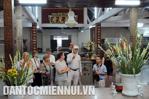 Du khách quốc tế tham quan khu di tích miếu Bà Chúa Xứ