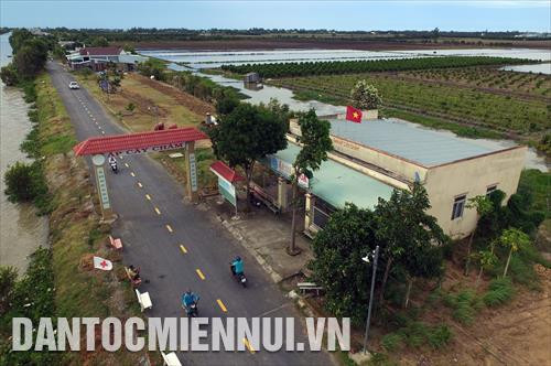 Qua 4 năm triển khai thực hiện Chương trình mục tiêu Quốc gia xây dựng nông thôn mới, đến nay đời sống người dân 2 xã Vĩnh Tế và Vĩnh Châu (Thành phố Châu Đốc) được cải thiện, bộ mặt nông thôn từng bước được đổi mới. Trong ảnh: Tuyến đường giao thông nông thôn được đầu tư khang trang, giải quyết được nhu cầu đi lại của người dân.