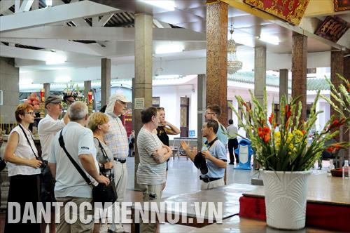 Du khách quốc tế tham quan khu di tích miếu Bà Chúa Xứ