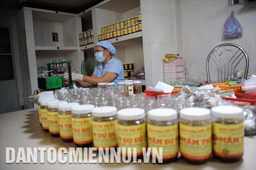 Gần 70 năm thành lập, cơ sở chế biến mắm “Cô Tư Ấu” tại khóm Vĩnh Phước (phường Núi Sam, Châu Đốc, An Giang) là một trong thương hiệu nổi tiếng, lâu đời với ba thế hệ làm mắm với nhiều loại mắm như: mắm lóc cắt khúc, mắm cá sặc, mắm cá linh, cá trèn, cá chốt, mắm xay .... Hàng năm, cơ sở sản xuất của bà cung cấp hơn 20 tấn mắm thành phẩm cho thị trường trong nước và xuất khẩu sang các nước Pháp, Mỹ, Úc,.... Trong ảnh: Những người theo nghề làm mắm ở Châu Đốc cho biết, để tạo ra những loại mắm ngon ngoài tay nghề chế biến, cần phải chọn lọc kỹ nguồn nguyên liệu thủy sản nước ngọt, thì sản phẩm làm ra mới có hương vị đậm đà, thơm ngon Gần 70 năm thành lập, cơ sở chế biến mắm “Cô Tư Ấu” tại khóm Vĩnh Phước (phường Núi Sam, Châu Đốc, An Giang) là một trong thương hiệu nổi tiếng, lâu đời với ba thế hệ làm mắm với nhiều loại mắm như: mắm lóc cắt khúc, mắm cá sặc, mắm cá linh, cá trèn, cá chốt, mắm xay .... Hàng năm, cơ sở sản xuất của bà cung cấp hơn 20 tấn mắm thành phẩm cho thị trường trong nước và xuất khẩu sang các nước Pháp, Mỹ, Úc,.... Trong ảnh: Công đoạn đóng gói sản phẩm mắm tại cơ sở mắm “Cô Tư Ấu”