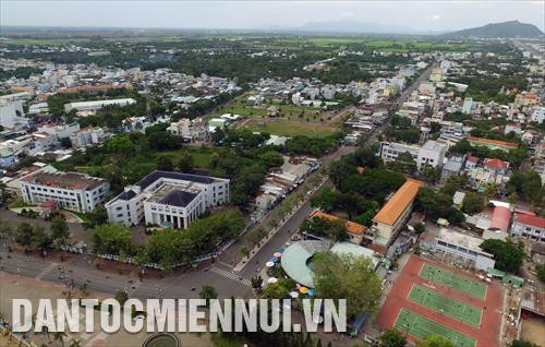 Thành phố Châu Đốc là trung tâm kinh tế, chính trị, văn hoá xã hội, an ninh quốc phòng phía Tây Nam và là điểm du lịch tâm linh nổi tiếng của tỉnh An Giang và đồng bằng sông Cửu Long. Trong ảnh: Một góc Thành phố Châu Đốc ngày nay.