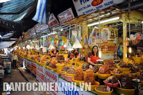 Chợ Châu Đốc ở TP.Châu Đốc (An Giang) là địa điểm kinh doanh các mặt hàng mắm, thủy hải sản khô lớn nhất miền Tây Nam Bộ. Mỗi năm, chợ Châu Đốc cung cấp hàng nghìn tấn thủy, hải sản khô cho người tiêu dùng cả nước và các quốc gia lân cận như Lào, Camphuchia. Trong ảnh: Hàng trăm gian hàng mắm và cá khô với nhiều màu sắc tại chợ Châu Đốc