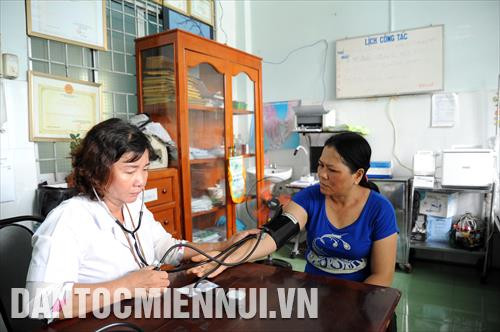 Khám chữa bệnh cho người dân tại Trạm y tế xã Vĩnh Tế (TP. Châu Đốc)