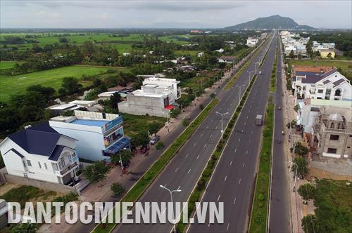 Tân Lộ Kiều Lương có chiều dài 4km, rộng 55 mét với sáu làn xe ô tô, hai làn xe gắn máy, là tuyến đường huyết mạch từ trung tâm thành phố Châu Đốc hướng vào khu du lịch Núi Sam, đáp ứng nhu cầu đi lại của hàng triệu du khách thập phương vào mùa lễ hội Vía Bà Chúa Xứ hàng năm.
