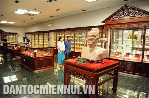 Du khách tham quan Nhà trưng bày cổ vật tại Lăng Thoại Ngọc Hầu nằm trong quần thể khu du lịch Quốc gia Núi Sam, tọa lạc tại phường Núi Sam (Thành phố Châu Đốc, An Giang).