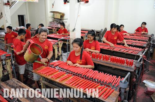 Cơ sở sản xuất đèn cầy Vĩnh Hưng, phường Châu Phú B (Châu Đốc, An Giang) là cơ sở tiên phong trong ngành sản xuất đèn cầy (nến) với các mẫu đèn pháo, cá kim long ngư, đèn ly, đèn hoa sen…; mỗi tháng, cung cấp ra thị trường khoảng 10 tấn sản phẩm các loại, tạo việc làm, thu nhập ổn định cho nhiều lao động tại địa phương. Trong ảnh: Dây chuyền sản xuất đèn cầy (nến) tại cơ sở sản xuất đèn cầy Vĩnh Hưng