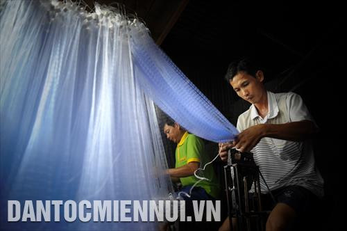 Thu nhập từ nghề đan lưới từ 100.000 đồng - 300.000 đồng/người/ngày