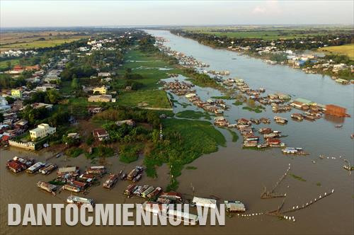 Làng nổi cá bè Châu Đốc (An Giang) là nơi tập trung nhiều nhà bè nuôi cá nhất ở khu vực Đồng bằng sông Cửu Long, hiện có trên 300 lồng bè nuôi cá. Ngoài việc phát triển nghề nuôi cá truyền thống, làng cá bè còn được biết đến như một điểm du lịch độc đáo, hấp dẫn thu hút khách đến tham quan. Trong ảnh: Làng nổi cá bè Châu Đốc nhìn từ trên cao