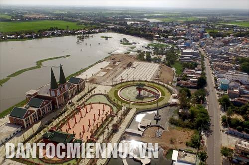 Dự án Khu du lịch Văn hóa tâm linh Bà Chúa Xứ - Cáp treo Núi Sam đang được triển khai với tổng vốn đầu tư giai đoạn 1 lên đến 486 tỷ đồng, gồm các hạng mục: cáp treo, đền một cột, đền thuyết pháp, quảng trường… Trong ảnh: Một góc Khu du lịch văn hóa tâm linh Bà Chúa Xứ - Cáp treo Núi Sam đang dần hoàn thiện