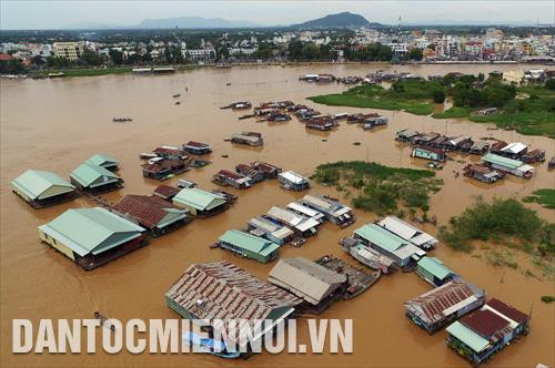 Làng nổi cá bè Châu Đốc (An Giang) là nơi tập trung nhiều nhà bè nuôi cá nhất ở khu vực Đồng bằng sông Cửu Long, hiện có trên 300 lồng bè nuôi cá. Ngoài việc phát triển nghề nuôi cá truyền thống, làng cá bè còn được biết đến như một điểm du lịch độc đáo, hấp dẫn thu hút khách đến tham quan. Trong ảnh: Làng nổi cá bè Châu Đốc nhìn từ trên cao