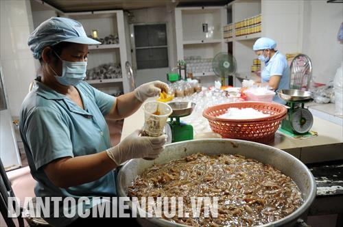 Gần 70 năm thành lập, cơ sở chế biến mắm “Cô Tư Ấu” tại khóm Vĩnh Phước (phường Núi Sam, Châu Đốc, An Giang) là một trong thương hiệu nổi tiếng, lâu đời với ba thế hệ làm mắm với nhiều loại mắm như: mắm lóc cắt khúc, mắm cá sặc, mắm cá linh, cá trèn, cá chốt, mắm xay .... Hàng năm, cơ sở sản xuất của bà cung cấp hơn 20 tấn mắm thành phẩm cho thị trường trong nước và xuất khẩu sang các nước Pháp, Mỹ, Úc,.... Trong ảnh: Những người theo nghề làm mắm ở Châu Đốc cho biết, để tạo ra những loại mắm ngon ngoài tay nghề chế biến, cần phải chọn lọc kỹ nguồn nguyên liệu thủy sản nước ngọt, thì sản phẩm làm ra mới có hương vị đậm đà, thơm ngon Gần 70 năm thành lập, cơ sở chế biến mắm “Cô Tư Ấu” tại khóm Vĩnh Phước (phường Núi Sam, Châu Đốc, An Giang) là một trong thương hiệu nổi tiếng, lâu đời với ba thế hệ làm mắm với nhiều loại mắm như: mắm lóc cắt khúc, mắm cá sặc, mắm cá linh, cá trèn, cá chốt, mắm xay .... Hàng năm, cơ sở sản xuất của bà cung cấp hơn 20 tấn mắm thành phẩm cho thị trường trong nước và xuất khẩu sang các nước Pháp, Mỹ, Úc,.... Trong ảnh: Công đoạn đóng gói sản phẩm mắm tại cơ sở mắm “Cô Tư Ấu”