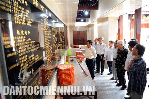 Đồng bào Hoa tham quan bảng ghi công đức của các mạnh thường quân xây dựng chùa