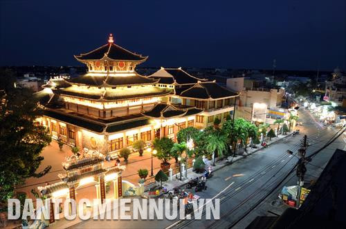 Miếu Bà Chúa Xứ (phường Núi Sam, Thành phố Châu Đốc) là di tích lịch sử cấp quốc gia, mỗi năm thu hút khoảng 4 triệu lượt khách đến tham quan, hành hương. Trong ảnh: Miếu Bà Chúa Xứ lung linh ánh đèn về đêm