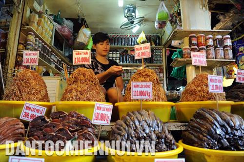 Những người làm nghề ủ mắm ở Châu Đốc cho biết, bất cứ loài cá nào cũng có thể làm mắm được nhưng ngon nhất là sản phẩm làm từ cá lóc, cá trèn, cá sặc, cá chốt, cá linh, cá rô, mè vinh…