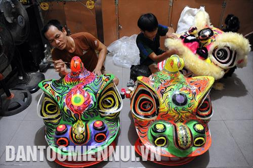 Vẽ trang trí trên đầu lân, một trong những nghề đặc trưng của đồng bào Hoa tại Thành phố Châu Đốc (An Giang)