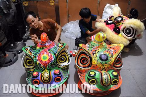 Vẽ trang trí trên đầu lân, một trong những nghề đặc trưng của đồng bào Hoa tại Thành phố Châu Đốc (An Giang)