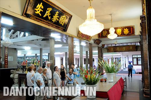 Du khách quốc tế tham quan khu di tích miếu Bà Chúa Xứ