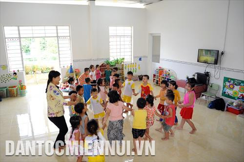 Trường Mẫu giáo Vĩnh Tế, ấp Vĩnh Khánh 2 (xã Vĩnh Tế, Thành phố Châu Đốc) đã đạt chuẩn Quốc gia mức độ 1. Hàng năm, trường chăm sóc và giáo dục cho khoảng 200 trẻ có độ tuổi từ 3 - 5 tuổi. Trong ảnh: Các trẻ 5 tuổi tham gia trò chơi tập thể tại trường