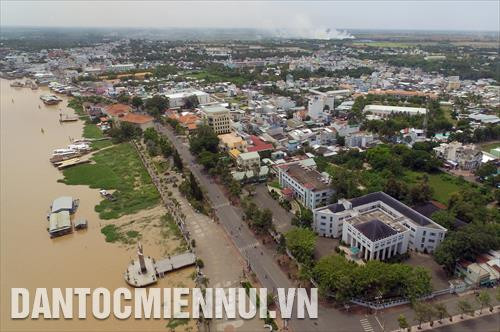 Thành phố Châu Đốc là trung tâm kinh tế, chính trị, văn hoá xã hội, an ninh quốc phòng phía Tây Nam và là điểm du lịch tâm linh nổi tiếng của tỉnh An Giang và đồng bằng sông Cửu Long. Trong ảnh: Một góc Thành phố Châu Đốc ngày nay.