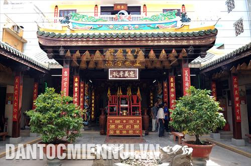 Người Hoa tại Thành phố Châu Đốc luôn giữ gìn, phát huy phong tục, tập quán của dân tộc mình, là thành phần cư dân quan trọng, góp phần vào sự ổn định và phát triển của địa phương. Trong ảnh: Sinh hoạt văn hóa tín ngưỡng của đồng bào Hoa gắn với đình, miếu truyền thống