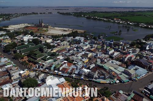 Khu Du lịch Quốc Gia Núi Sam tọa lạc phường Núi Sam (TP.Châu Đốc) có tổng diện tích dự kiến phát triển là 1.487ha, được đầu tư phát triển với mục tiêu đến năm 2030 trở thành trung tâm du lịch đặc sắc về văn hóa tâm linh, điểm đến du lịch tầm cỡ khu vực và cả nước. Trong ảnh: Một góc khu du lịch Quốc gia Núi Sam nhìn từ trên cao