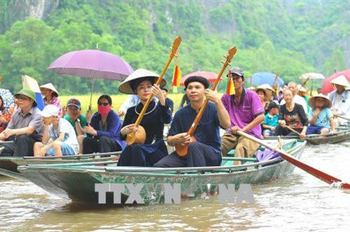 Chương trình nghệ thuật truyền thống biểu diễn trên thuyền và hai bên sông phục vụ du khách. Ảnh: Minh Đức - TTXVN