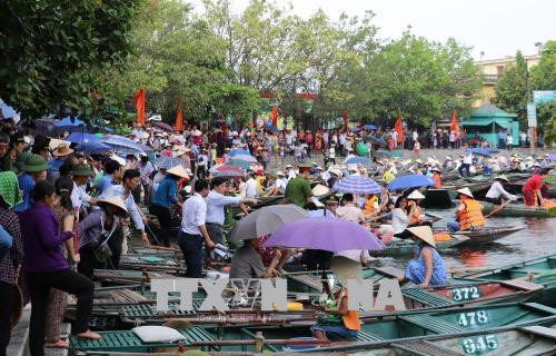 Du khách xuống thuyền tham quan Tam Cốc. Ảnh: Ninh Đức Phương – TTXVN