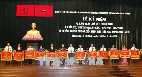 Phó Thủ tướng Thường trực Chính phủ Trương Hòa Bình tặng Cờ thi đua cho các đơn vị. Ảnh:Hoàng Hải-TTXVN. Phó Thủ tướng Thường trực Chính phủ Trương Hòa Bình tặng Cờ thi đua cho các đơn vị. Ảnh:Hoàng Hải-TTXVN.