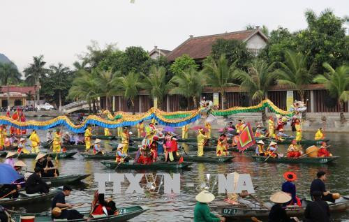 Lễ rước thuyền rồng trên sông Ngô Đồng. Ảnh: Ninh Đức Phương - TTXVN