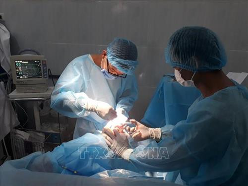 Các y, bác sỹ Bệnh xá đảo Nam Yết cấp cứu kịp thời cho ngư dân Nguyễn Xuân Võ bị tai nạn trên biển. Ảnh : TTXVN