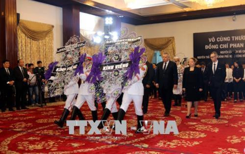 Đoàn Tổng lãnh sự Nga viếng nguyên Thủ tướng Chính phủ Phan Văn Khải. Ảnh: Thanh Vũ - TTXVN Đoàn Tổng lãnh sự Nga viếng nguyên Thủ tướng Chính phủ Phan Văn Khải. Ảnh: Thanh Vũ - TTXVN