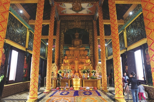 Gian chính điện của ngôi chùa Khmer ở Làng Văn hóa - Du lịch các dân tộc Việt Nam được nghệ nhân Lý Lết chú ý xây dựng đến từng chi tiết Gian chính điện của ngôi chùa Khmer ở Làng Văn hóa - Du lịch các dân tộc Việt Nam được nghệ nhân Lý Lết chú ý xây dựng đến từng chi tiết