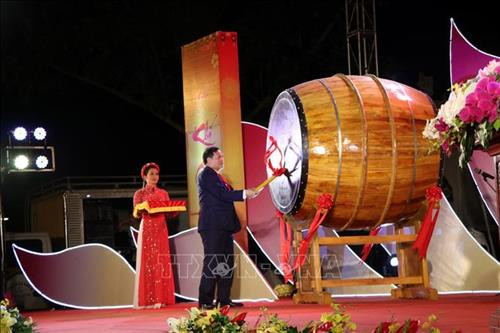 Bí thư Tỉnh ủy Hải Dương Nguyễn Mạnh Hiển gióng trống Khai hội mùa Xuân Côn Sơn - Kiếp Bạc 2019. Ảnh: Mạnh Tú - TTXVN Bí thư Tỉnh ủy Hải Dương Nguyễn Mạnh Hiển gióng trống Khai hội mùa Xuân Côn Sơn - Kiếp Bạc 2019. Ảnh: Mạnh Tú - TTXVN