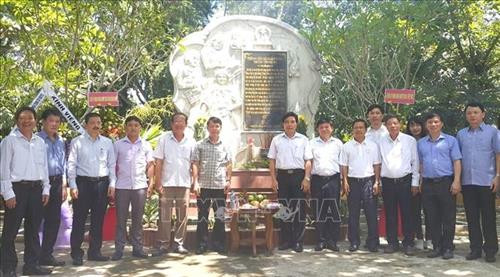 Đoàn công tác của TTXVN và lãnh đạo Tỉnh ủy Quảng Nam chụp ảnh tại Bia tưởng niệm các Liệt sĩ TTXGP. Ảnh: Phước Ngọc - TTXVN Đoàn công tác của TTXVN và lãnh đạo Tỉnh ủy Quảng Nam chụp ảnh tại Bia tưởng niệm các Liệt sĩ TTXGP. Ảnh: Phước Ngọc - TTXVN