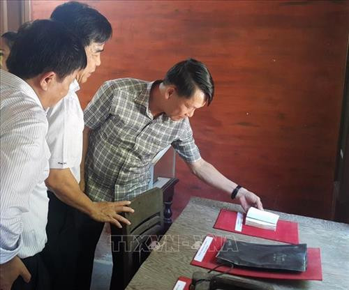 Đồng chí Nguyễn Đức Lợi, Ủy viên Trung ương Đảng, Tổng Giám đốc Thông tấn xã Việt Nam tham quan các hiện vật tại di tích. Ảnh: Xuân Triệu - TTXVN Đồng chí Nguyễn Đức Lợi, Ủy viên Trung ương Đảng, Tổng Giám đốc Thông tấn xã Việt Nam tham quan các hiện vật tại di tích. Ảnh: Xuân Triệu - TTXVN