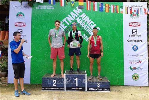 Ban tổ chức trao thưởng cho các vận động viên giành thứ hạng cao tại các nội dung thi đấu. Ảnh: Hoa Mai - TTXVN