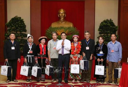 Trưởng Ban Tổ chức Trung ương Phạm Minh Chính tặng quà cho các đại biểu. Ảnh: Phương Hoa - TTXVN Trưởng Ban Tổ chức Trung ương Phạm Minh Chính tặng quà cho các đại biểu. Ảnh: Phương Hoa - TTXVN