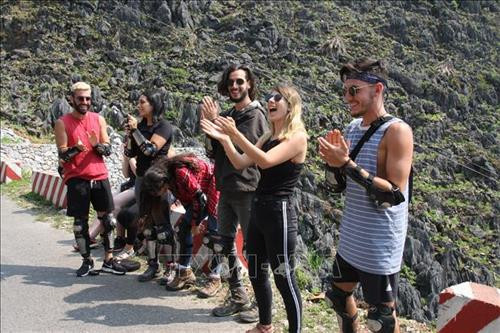 Đoàn du khách quốc tế trải nghiệm tại khu vực đèo Mã Pí Lèng, huyện Mèo Vạc (Hà Giang). Ảnh: Nguyễn Chiến - TTXVN Đoàn du khách quốc tế trải nghiệm tại khu vực đèo Mã Pí Lèng, huyện Mèo Vạc (Hà Giang). Ảnh: Nguyễn Chiến - TTXVN