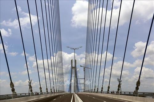 Mặt cắt ngang cầu rộng 24,5m bao gồm 4 làn xe ôtô và hai làn xe thô sơ. Ảnh: Huy Hùng - TTXVN Mặt cắt ngang cầu rộng 24,5m bao gồm 4 làn xe ôtô và hai làn xe thô sơ. Ảnh: Huy Hùng - TTXVN