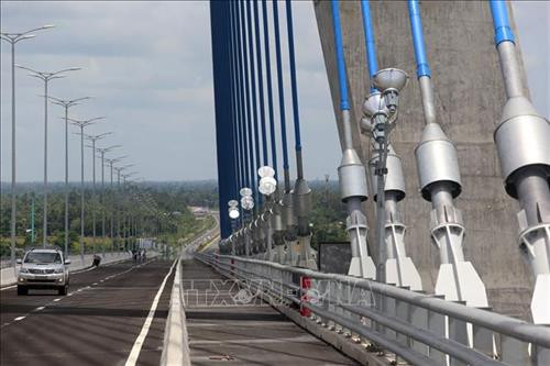 Cầu Vàm Cống là cây cầu dây văng dầm thép có nhịp dài, hiện đại nhất vùng đồng bằng sông Cửu Long. Ảnh: Huy Hùng - TTXVN Cầu Vàm Cống là cây cầu dây văng dầm thép có nhịp dài, hiện đại nhất vùng đồng bằng sông Cửu Long. Ảnh: Huy Hùng - TTXVN
