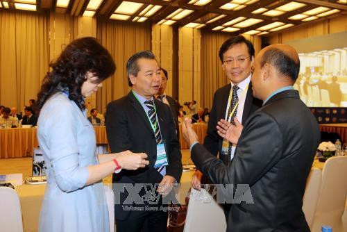 Các đại biểu trao đổi bên lề hội thảo. Ảnh: Thanh Vũ-TTXVN