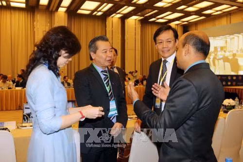 Các đại biểu trao đổi bên lề hội thảo. Ảnh: Thanh Vũ-TTXVN