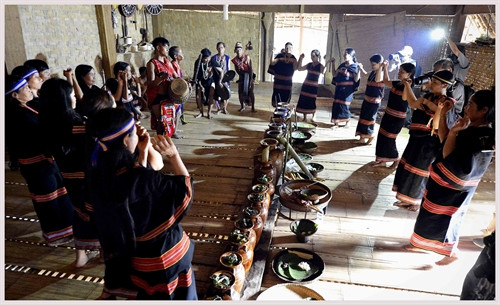 Rèn công cụ tại lễ hội. Ảnh: Thanh Hà - TTXVN Kết thúc nghi lễ dân làng tiếp tục đánh chiêng, trống uống rượu múa xoang trong nhà. Ảnh: Thanh Hà - TTXVN Hội đồng già làng đi trước, theo sau là các thành viên đi lấy than. Ảnh: Thanh Hà - TTXVN Các thành viên lấy than đi xung quang 04 vòng, theo hướng từ trái sang phải rồi vào nhà rèn. Ảnh: Thanh Hà - TTXVN Các thành viên cõng những gùi than từ rừng về làng, họ vừa đi vừa thổi tù và, đinh tút. Ảnh: Thanh Hà - TTXVN Nghi thức cõng những người đi lấy than lên nhà Rông. Ảnh: Thanh Hà - TTXVN Kết thúc nghi lễ dân làng tiếp tục đánh chiêng, trống uống rượu múa xoang trong nhà. Ảnh: Thanh Hà - TTXVN Nước giã cua với cây đót được cho vào ống để thấm vào lưỡi công cụ trước khi rèn. Ảnh: Thanh Hà - TTXVN Giã cua với cây đót để lấy nước cho vào ống thấm vào lưỡi công cụ trước khi rèn. Ảnh: Thanh Hà - TTXVN Công đoạn rèn công cụ. Ảnh: Thanh Hà - TTXVN Rèn công cụ tại lễ hội. Ảnh: Thanh Hà - TTXVN Kết thúc nghi lễ dân làng tiếp tục đánh chiêng, trống uống rượu múa xoang trong nhà. Ảnh: Thanh Hà - TTXVN Hội đồng già làng đi trước, theo sau là các thành viên đi lấy than. Ảnh: Thanh Hà - TTXVN Các thành viên lấy than đi xung quang 04 vòng, theo hướng từ trái sang phải rồi vào nhà rèn. Ảnh: Thanh Hà - TTXVN Các thành viên cõng những gùi than từ rừng về làng, họ vừa đi vừa thổi tù và, đinh tút. Ảnh: Thanh Hà - TTXVN Nghi thức cõng những người đi lấy than lên nhà Rông. Ảnh: Thanh Hà - TTXVN Kết thúc nghi lễ dân làng tiếp tục đánh chiêng, trống uống rượu múa xoang trong nhà. Ảnh: Thanh Hà - TTXVN Nước giã cua với cây đót được cho vào ống để thấm vào lưỡi công cụ trước khi rèn. Ảnh: Thanh Hà - TTXVN Giã cua với cây đót để lấy nước cho vào ống thấm vào lưỡi công cụ trước khi rèn. Ảnh: Thanh Hà - TTXVN Công đoạn rèn công cụ. Ảnh: Thanh Hà - TTXVN