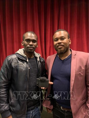 Luyanda Vappie (trái) và Motsholane Sebola (phải) với thiết bị máy tính cá nhân nhỏ nhất thế giới sở hữu thiết bị ngoại vi đầu vào, đầu ra và màn hỉnh ảo. Ảnh TTXVN phát Luyanda Vappie (trái) và Motsholane Sebola (phải) với thiết bị máy tính cá nhân nhỏ nhất thế giới sở hữu thiết bị ngoại vi đầu vào, đầu ra và màn hỉnh ảo. Ảnh TTXVN phát