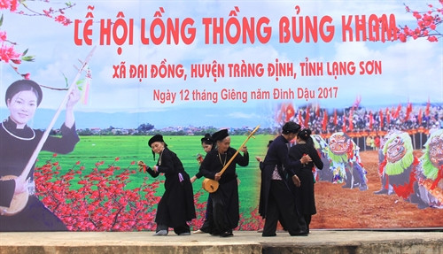 Lễ hội Bủng Kham bao gồm nhiều hoạt động: giao lưu hát sli, lượn; tổ chức các trò chơi dân gian... Lễ hội Bủng Kham bao gồm nhiều hoạt động: giao lưu hát sli, lượn; tổ chức các trò chơi dân gian...