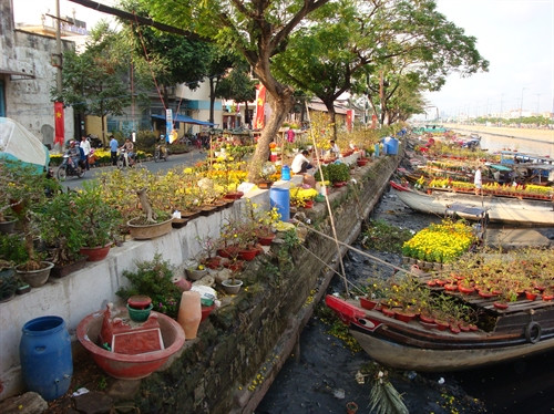 Trên bến ,dưới thuyền hoa đặc thù sông nước Tp. HCM
