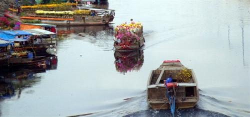 Các phương tiện tấp nập vận chuyển hoa từ Miền Tây lên chợ hoa Bình Đông-Mễ Cốc.