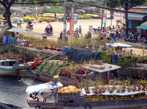 Một góc chợ hoa sông nước tại bến Bình Đông - Mễ Cốc.